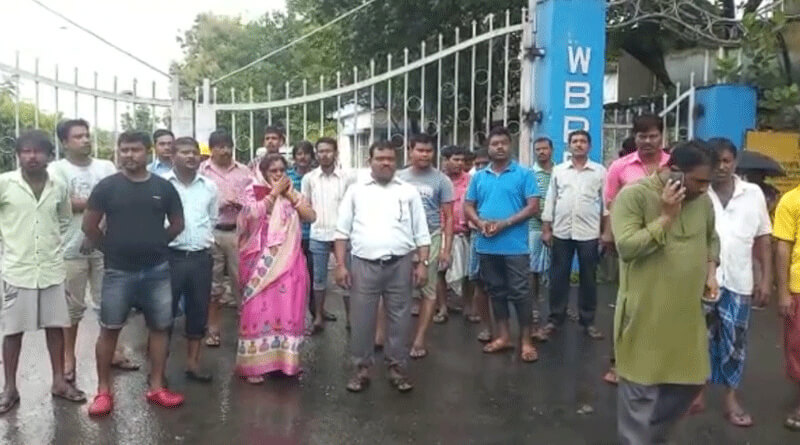 Villagers stage protest in front of kolaghat tharmal power station