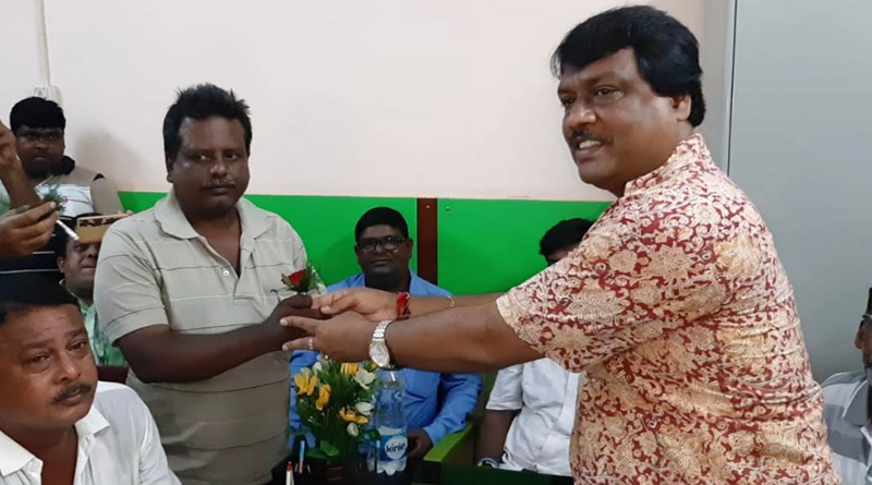 Boro Chairman gifted Rose to agitated CPIM workers in Durgapur