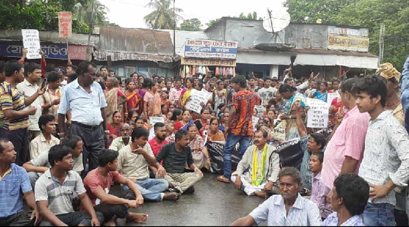 People show agitation and vandalized electricity department car