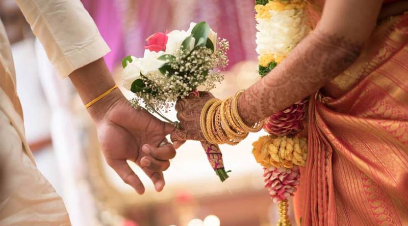 A couple tied knot in a temple during lockdown and donate money in relief fund
