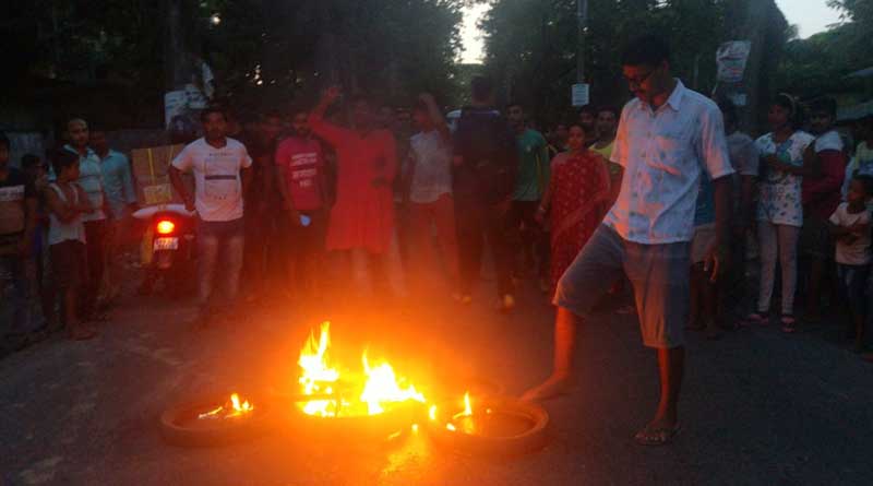 A group of man blocks Bagda-Bongaon road today