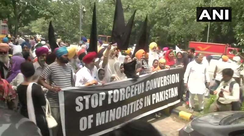 Sikhs burn effigy, launch massive protest outside Pakistan embassy