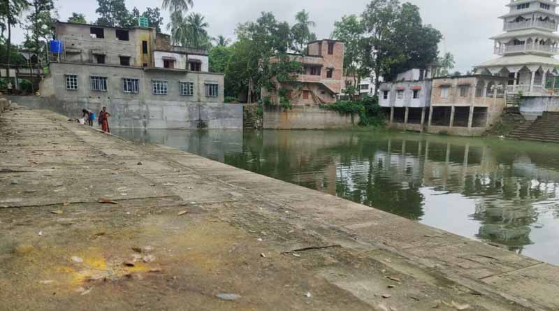 Bombs hurdles on North 24 Pargana's Thakur Bari, local people panicked