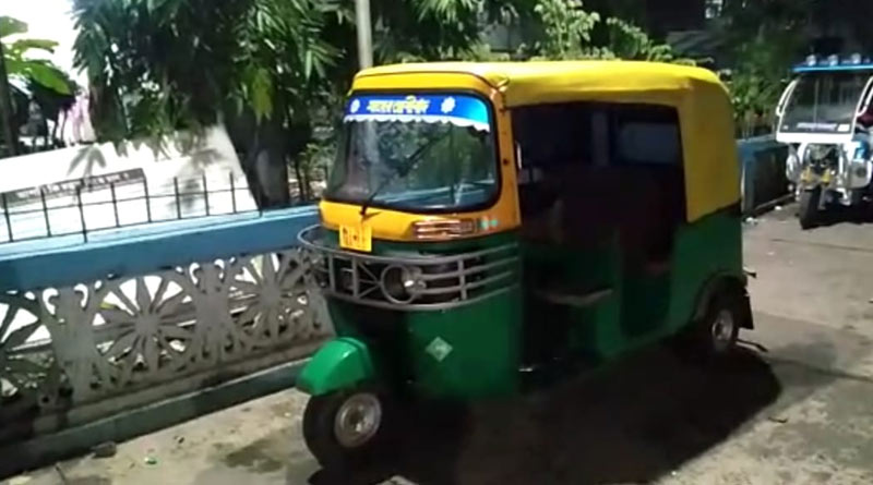 Auto rickshaw turns turtle, lady passenger dead at Baruipur