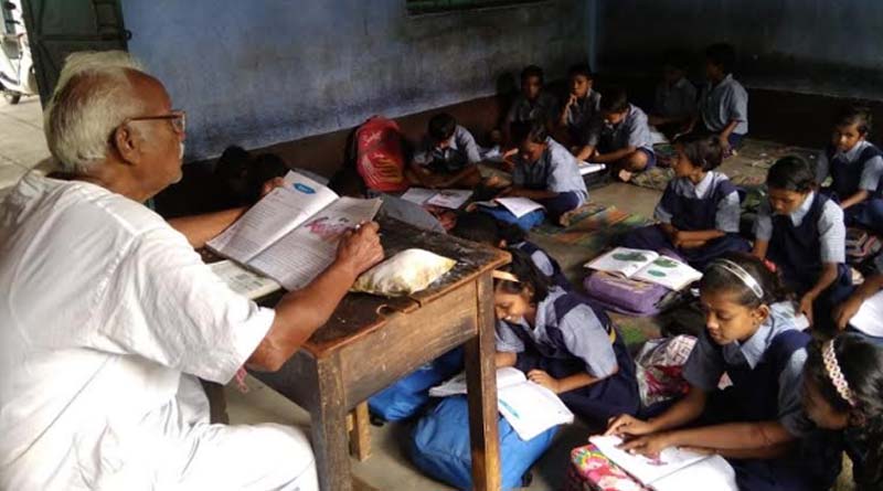 A elderly man teach students for last 16 years without salary
