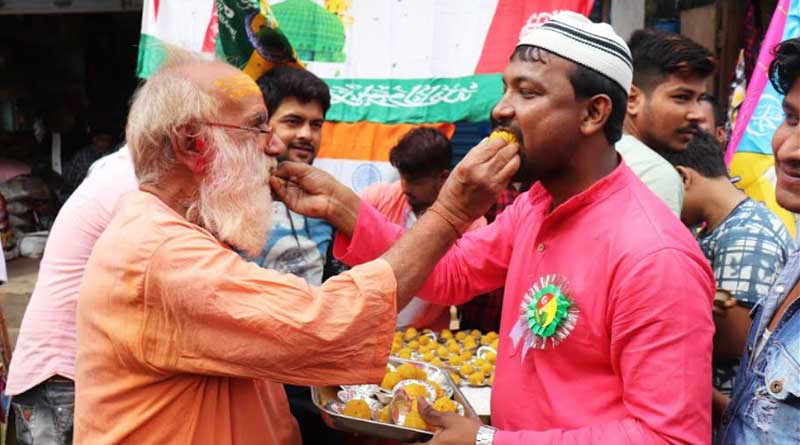 Muslim's offer laddus to celebrate Nabi divas on sunday