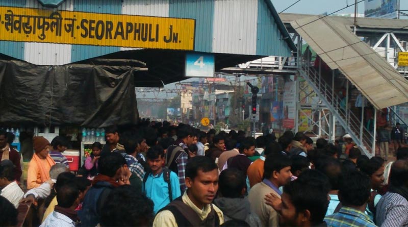 Falling off overcrowded train, 2 dead at Seoraphuli