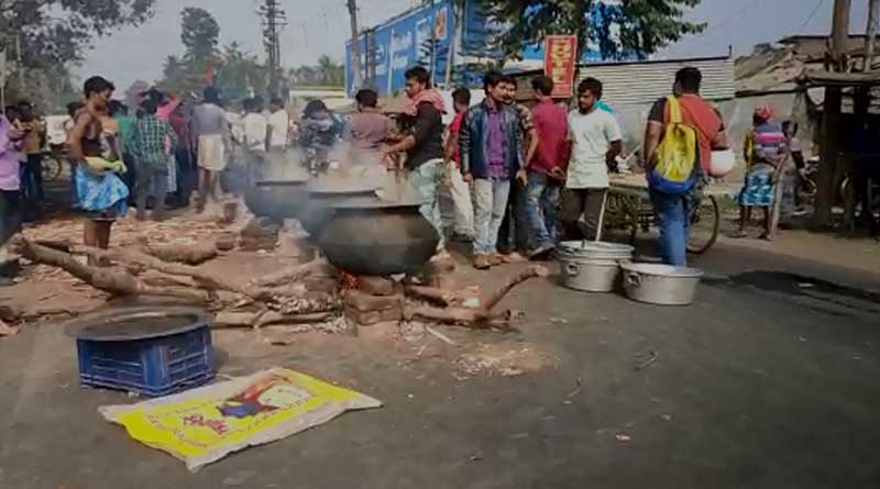 CAA Protesters organised a picnic on road in kamdebpur, road blocked