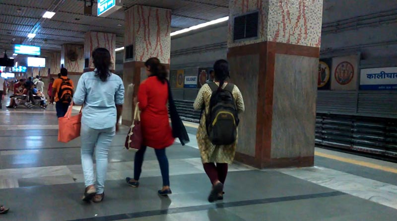 Man held for clicking pictures of a student at Kalighat Metro