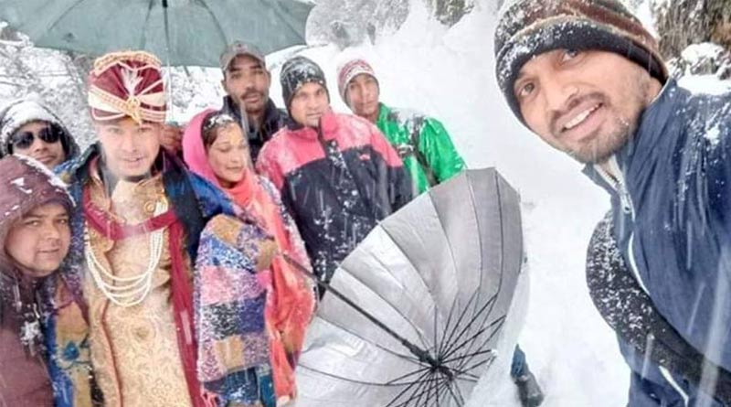 Groom treks 4 km with his baraat after heavy snowfall in Uttarakhand