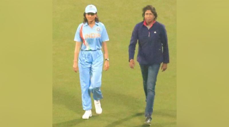Jhulan Goswani guides Anushka Sharma for Chakdaha Express