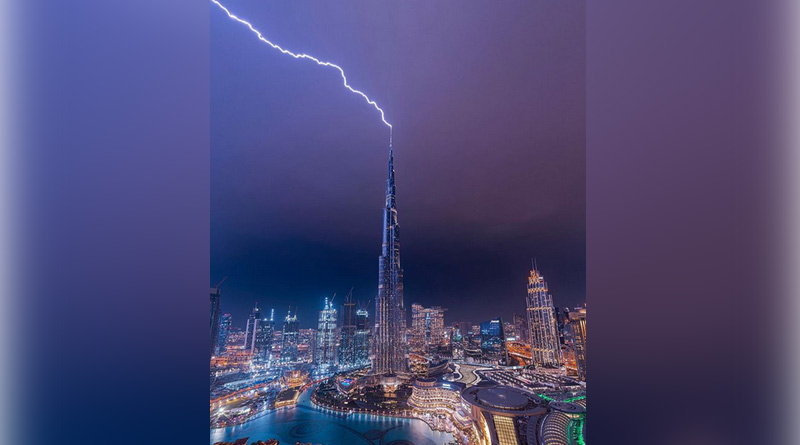 Lightning strikes the world's tallest building, watch video