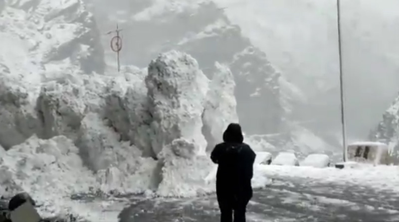Tourists rush to escape avalanche on Himachal, Video leaked