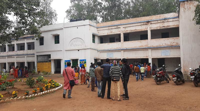 Locals, Police stop female priests from performing Saraswati Puja in durgapur