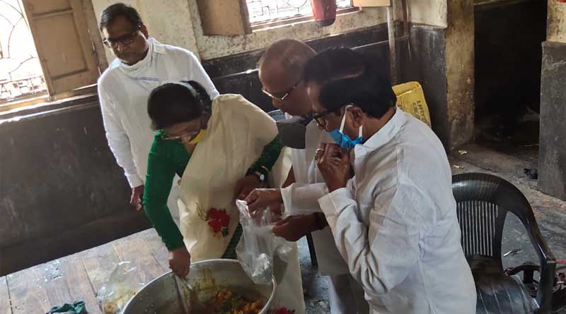 Sanjay and Smita Bakshi cook food for vagabonds at Jorasanka in Kolkata