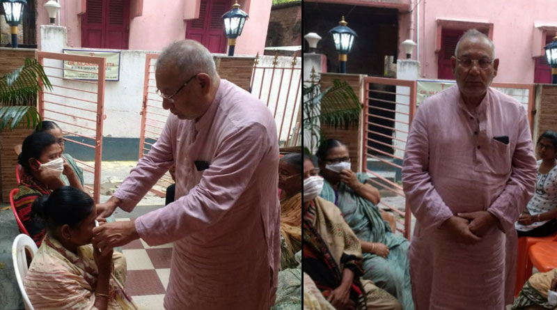 An old man arrange a workshop for mask making in Kolkata