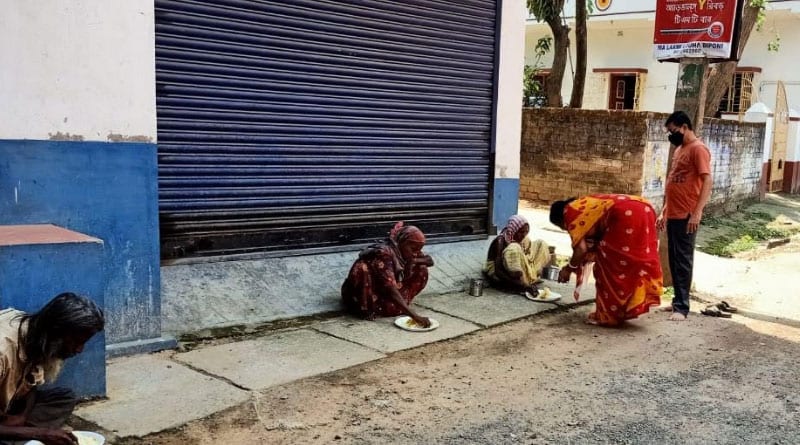 A businessman feeds some people during lockdown