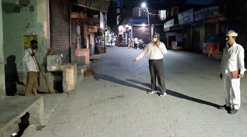 UP: man ordered hot samosas on lockdown helpline, made to clean drains