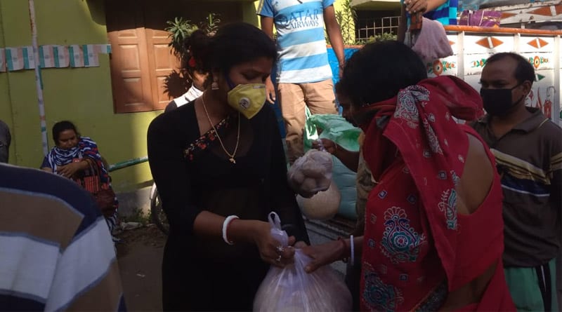 Corona outbreak: Transgenders give food to poor people