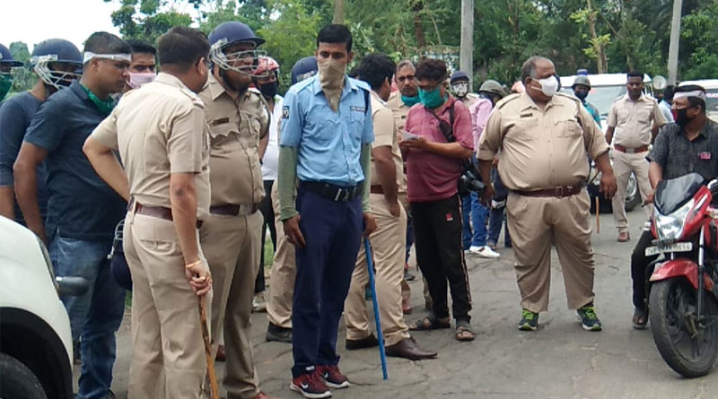 Cops beaten up by mob in baduria area on wednesday morning