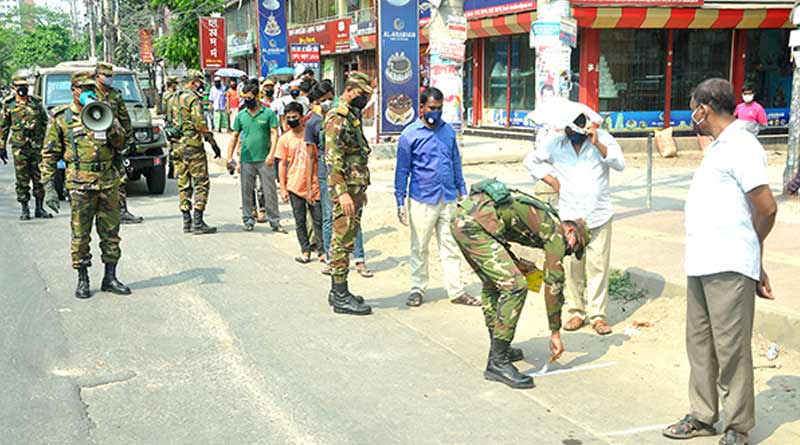 Transgenders collect relief in a disciplined manner in Chittagong