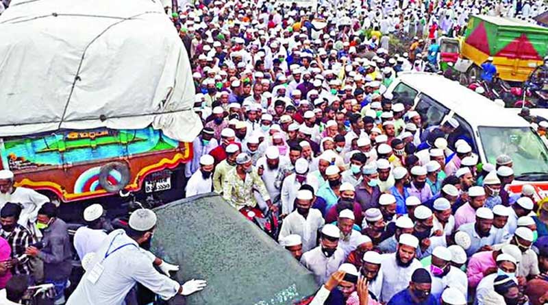Social distance rule turned on its head by funeral crowd