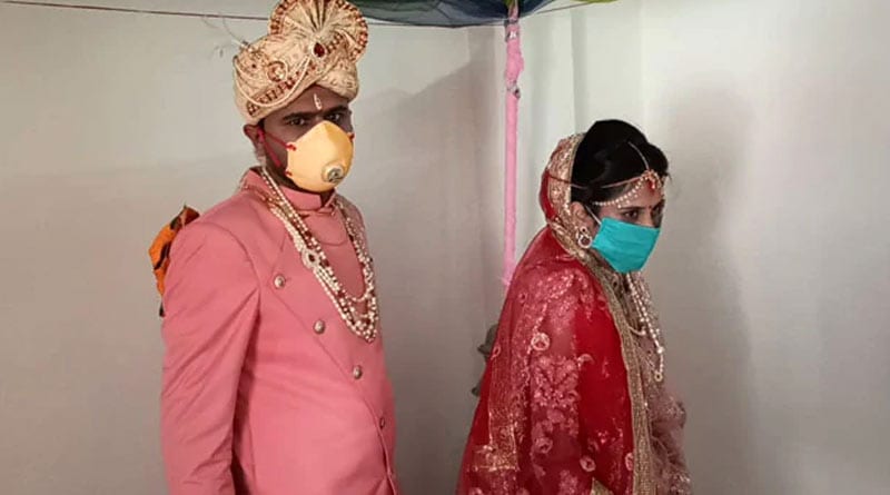 A couple married each other by wear masks, they used hand sanitizer