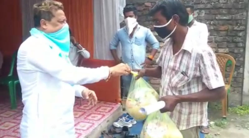 A BJP leader of Bangaon helps a poor youth during lockdown