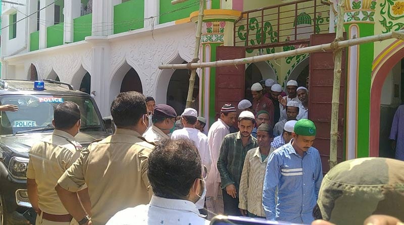 Thousands crowd Murshidabad mosque amidst corona lockdown
