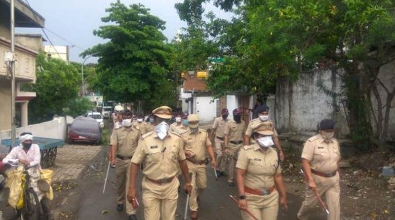 People cheered Nagpur police officer by showers flowers