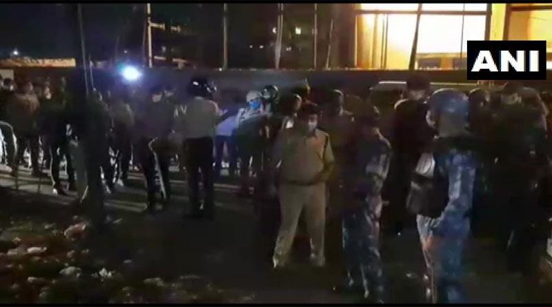 Migrant workers in Surat torch tyres, vegetable carts