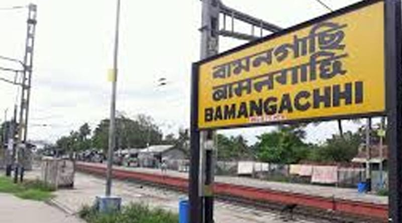 Some youth drinking alcohol in Bamangachi station during lockdown