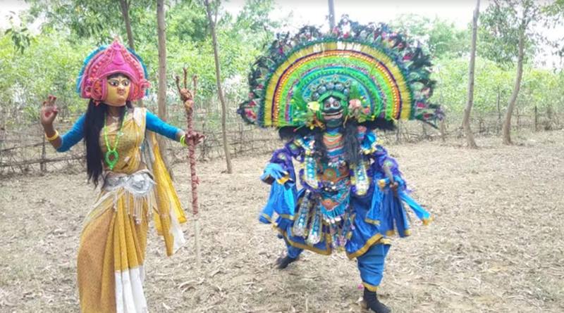 Purulia Chhau artists spread awarness about the effect of Coronavirus