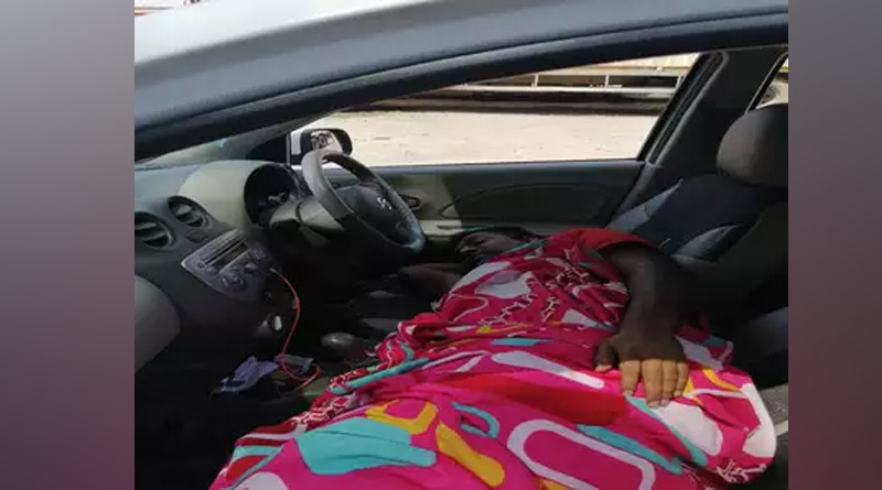 Two business person living in car amid lockdown in Gujrat