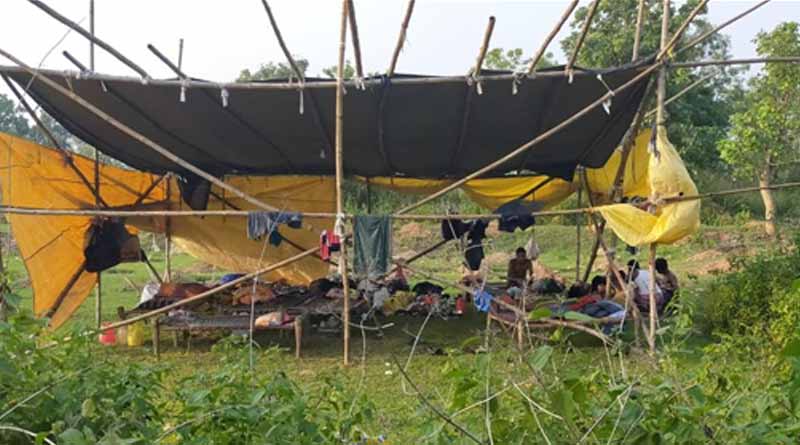 Some migrant labour take shelter under a tree in Purulia