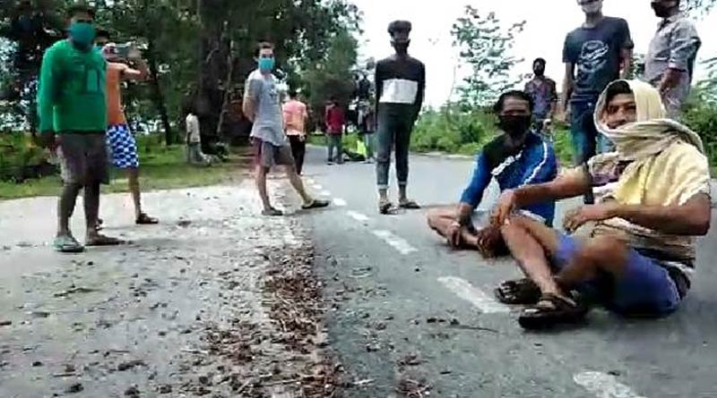 Migrant labours stage protest in front of quarantine centre