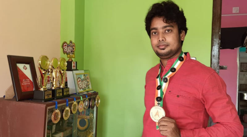 Bengal's youth Suman Manna makes smallest world cup replica