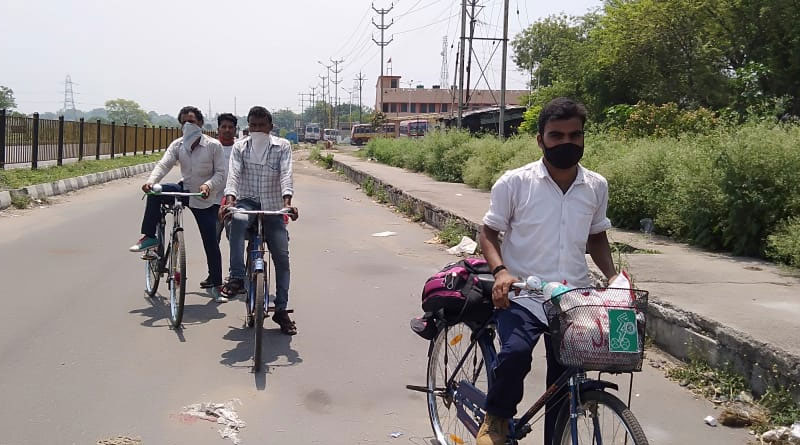 Migrants worker of bihar cycles to return home during lockdown
