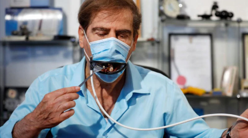 You can eat food without taking it off by this remote control mask