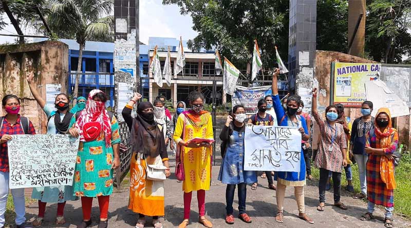 Students of Durgapur Women's college stage protest