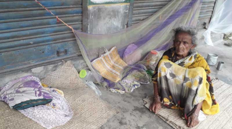Some muslim youth arranges food for a hindu woman in East Burdwan