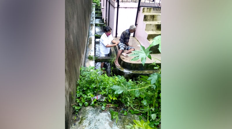CPM councilor from Chinsurah comes to the rescue of elderly man