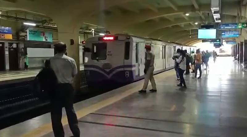 A lady attempt suicide in Belgachia metro station ।Sangbad Pratidin