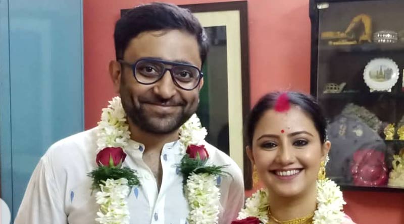 Bangla Television News: Manali Dey and Abhimanyu Mukherjee got married simply during COVID-19 situation | Sangbad Pratidin