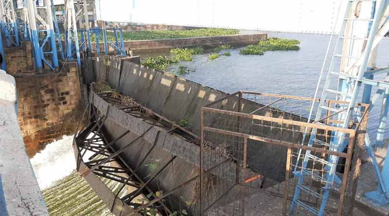 Cracks in Durgapur Barrage's 31 number lockgate | Sangbad Pratidin