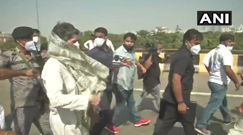 Priyanka Gandhi Vadra along with Congress workers walks along the Yamuna Expressway on her way to Harthras |Sangbad Pratidin