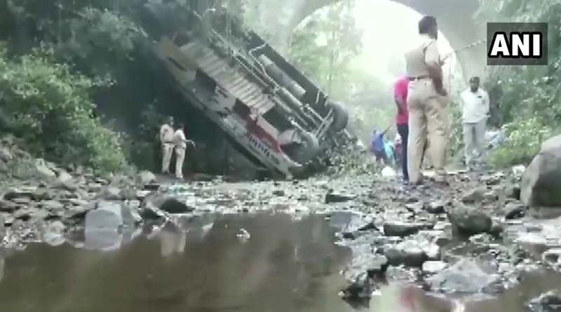5 dead and 35 injured after bus falls into gorge in Maharashtra | Sangbad Pratidin