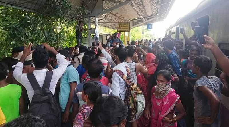 Some people stage protest in Hooghly's many rail station ।Sangbad Pratidin
