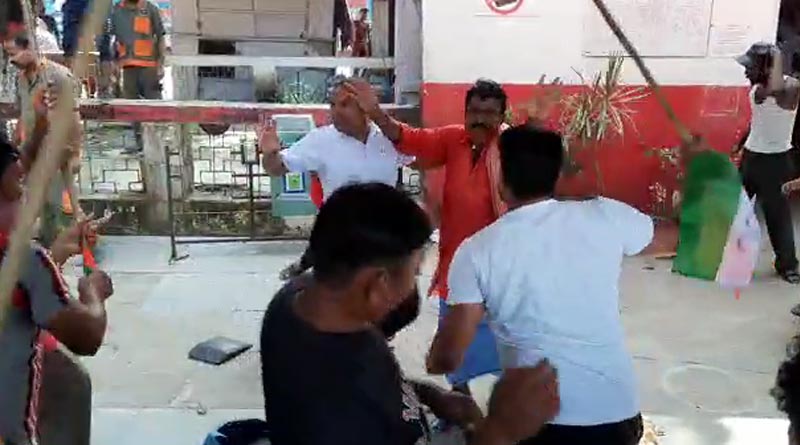 Clash broke out between TMC-BJP worker in NJP station | Sangbad Pratidin