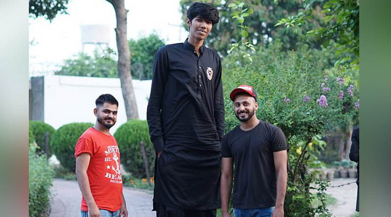 Meet Mudassar Gujjar, 'world's tallest cricketer' hoping to represent Pakistan | Sangbad Pratidin‌‌